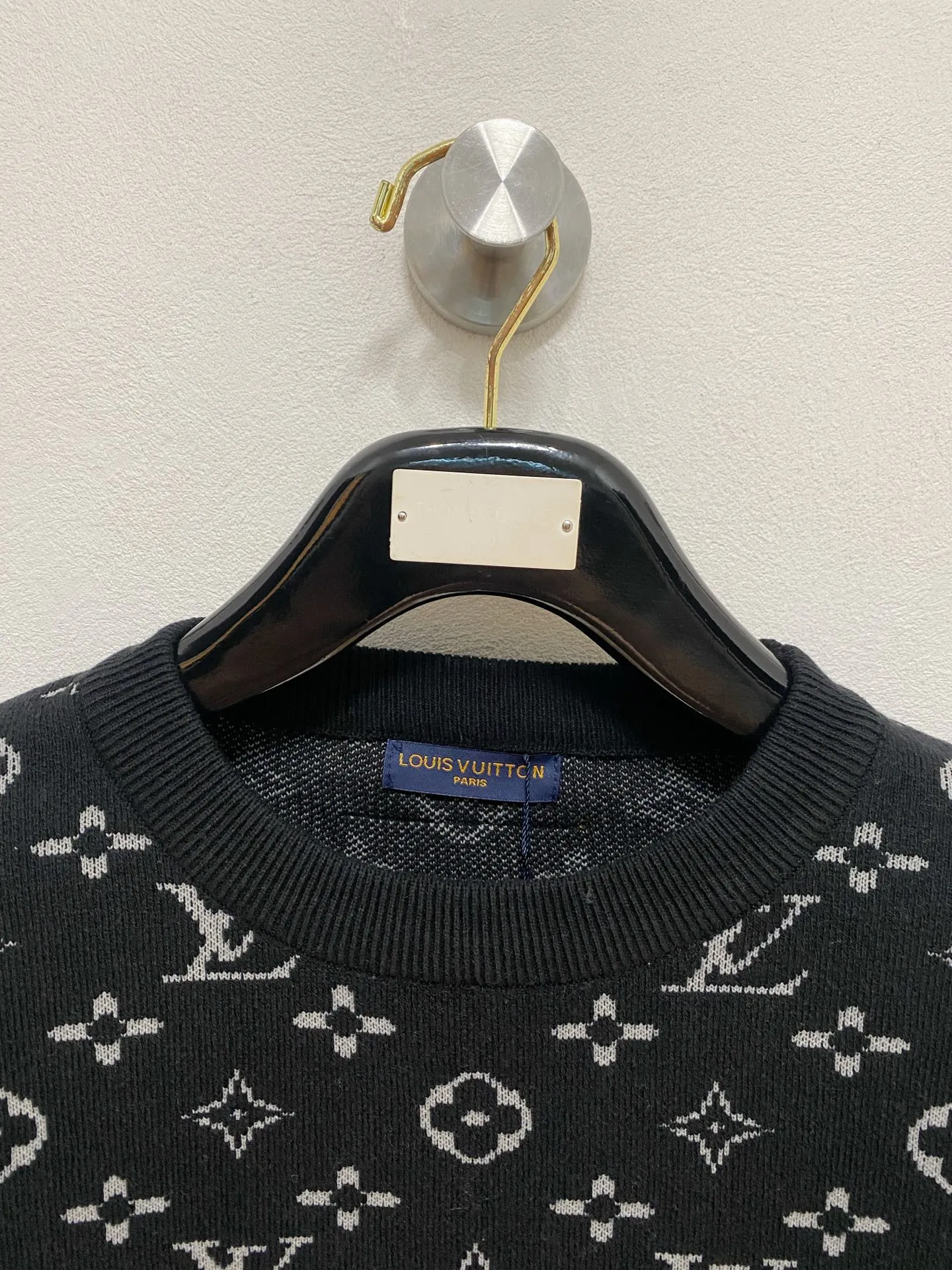 🅿️440 LV 2025 new wool blended round neck long sleeve sweater cardigan bottoming sweater, high-end version! The custom-made fabrics at the counter are highly breathable and comfortable, with impeccable details and brand element design concepts, reflecting high quality. It feels delicate and soft! It presents a casual cut and the upper body shape is great! 🐉Code size: M-3XL